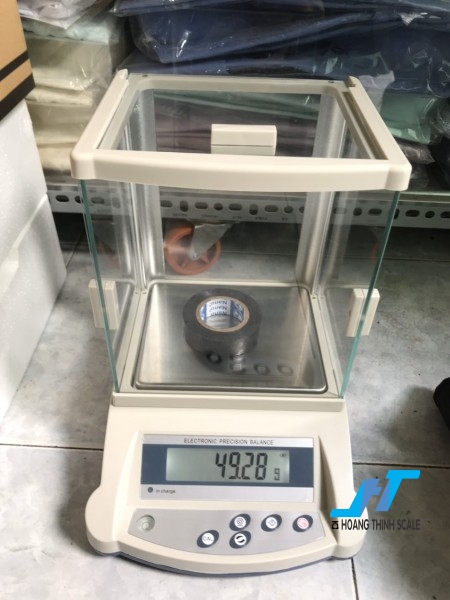 Cân điện tử kỹ thuật KD-BN 2100g - 0.01g là dòng cân được thiết kế nhỏ gọn phù hợp cho các phòng thí nghiệm, cân đo độ cao su, cân ngành vàng, cân định lượng giá trị nhỏ.